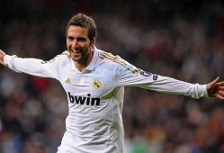 欧冠历史长廊再现惊世笔触，世纪助攻引发足坛美学辩论