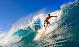 恩里克笑谈执教哲学，年龄与魅力齐增，每日进步铸就教练新境界