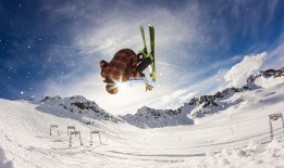 百米飞人巅峰对决 新星闪耀刷新赛季最佳成绩